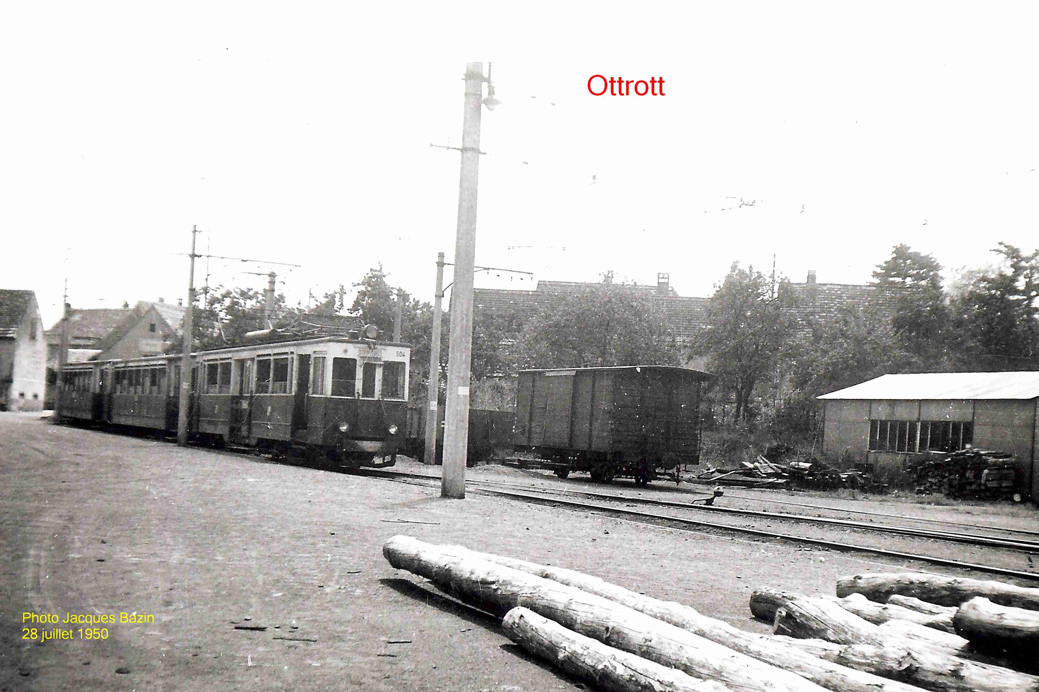 L'automotrice n° 504 et deux voitures arrivent à Ottrott.